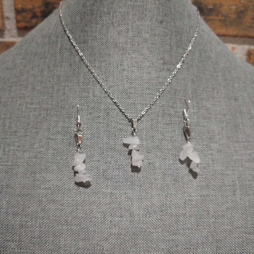 Quartz crystal Chip Stone pendant necklace - Picture 11 of 12